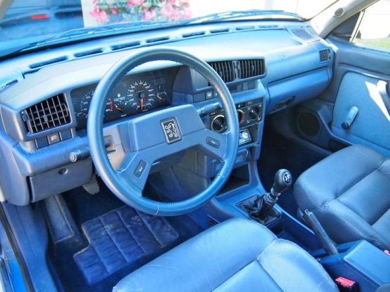 Illustration for article titled For $1,950, This 1989 Peugeot 405 Could Ooh Your La-Las